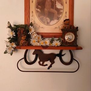 Country and western shelf w/vase and clock